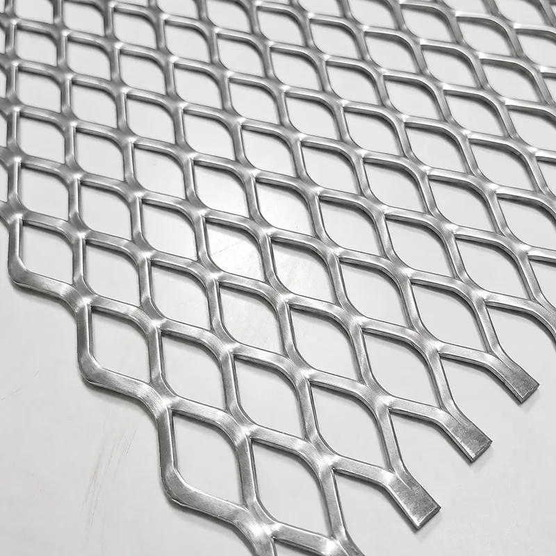 Flattened stainless steel expanded metal sheet with smooth diamond mesh surface