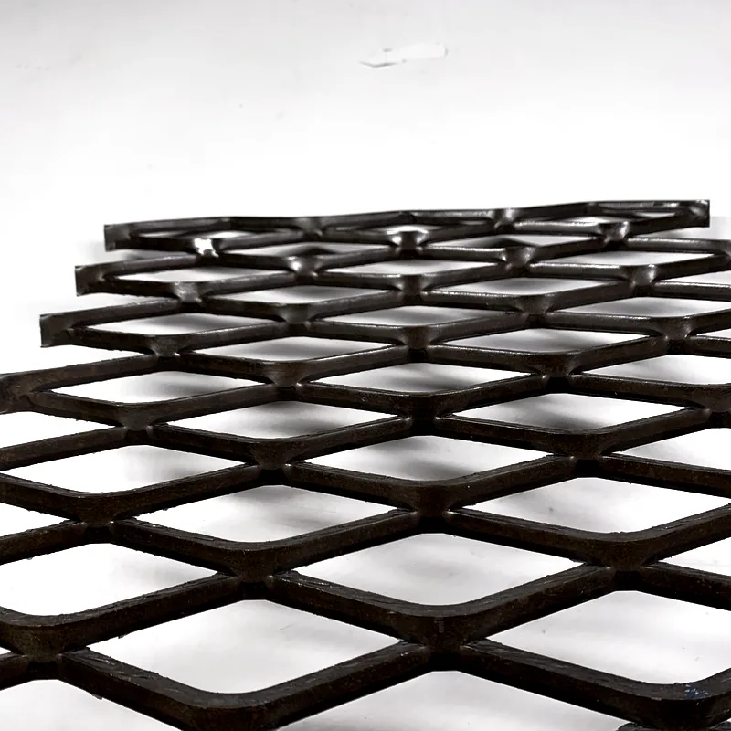 Heavy-duty carbon steel expanded metal sheet with thick raised strands