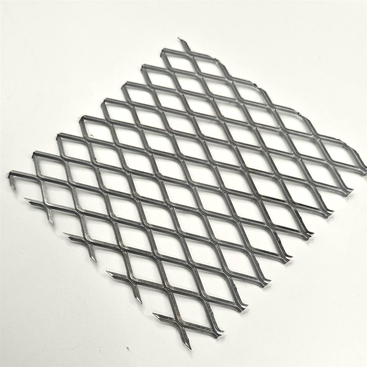 Raised expanded metal mesh sheet with diamond openings