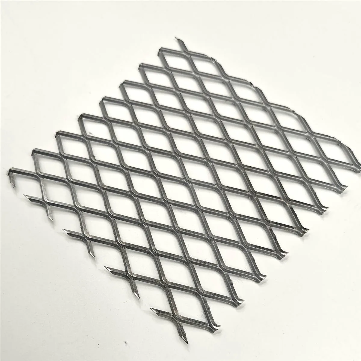 Raised expanded metal mesh sheet with diamond openings