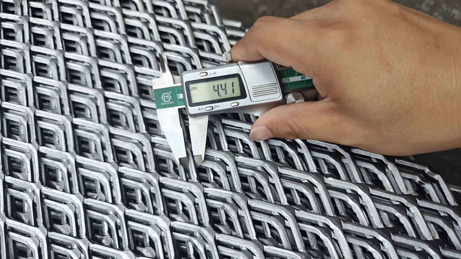 Expanded metal mesh quality inspection with a measuring instrument