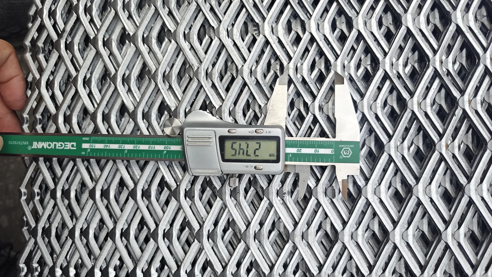 Expanded metal profile and strand shape checked during quality inspection
